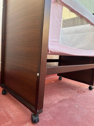 Minicuna de madera con ruedas