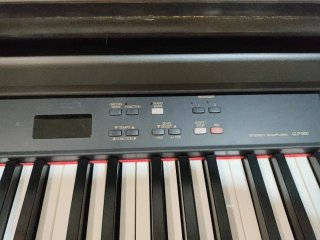 Piano Digital Yamaha Clavinova CLP-860 y banqueta.