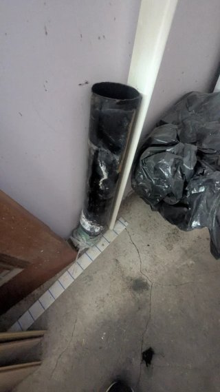 Estufa de pellets negra y blanca con sus tubos 9kw