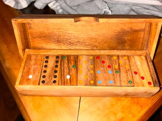 Dominó de madera con fichas de colores
