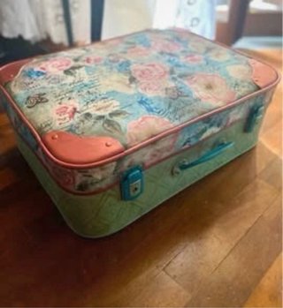 Valigia vintage decorata a mano
