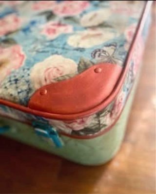 Valigia vintage decorata a mano