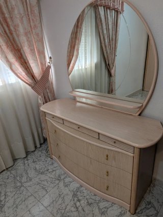 Cómoda beige con espejo grande