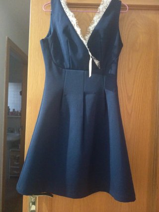 Elegante vestido azul marino con encaje