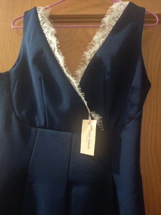 Elegante vestido azul marino con encaje