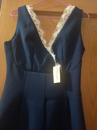 Elegante vestido azul marino con encaje