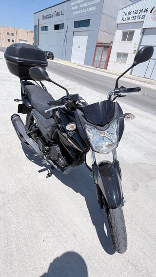 Yamaha Naked Negra con Baúl
