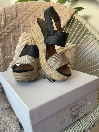 Sandalias Bimba y Lola Talla 36 Beige/Negro