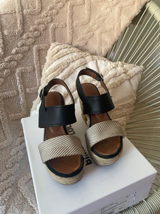 Sandalias Bimba y Lola Talla 36 Beige/Negro