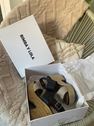 Sandalias Bimba y Lola Talla 36 Beige/Negro