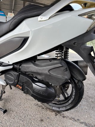 Daelim S3 125cc Blanca con Baúl