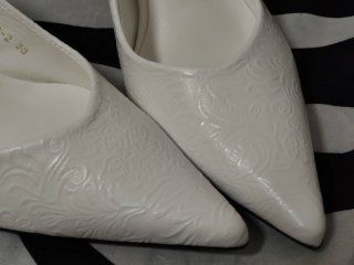 Zapatos destalonados blancos relieve 37.5