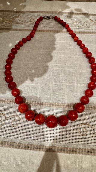 Collar de cuentas rojas