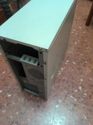 Torre PC Grande Beige y Plateada