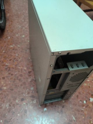 Torre PC Grande Beige y Plateada