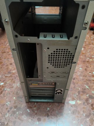 Torre PC Grande Beige y Plateada