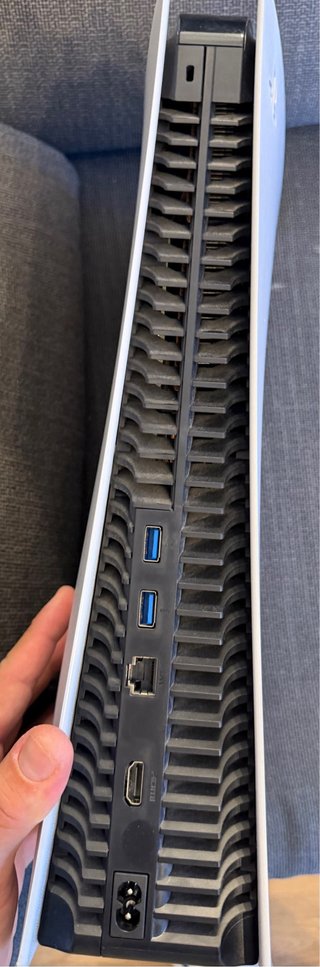 Consola PlayStation 5, soporte mando y juegos.