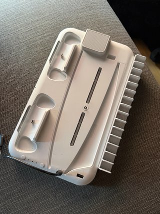 Consola PlayStation 5, soporte mando y juegos.