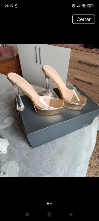 Sandalias doradas tacón transparente
