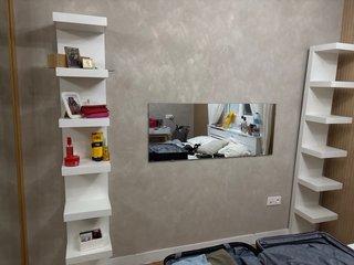 Estantería blanca moderna con espejo