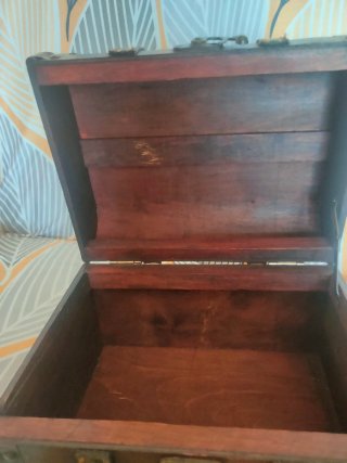 Baúl de madera decorativo