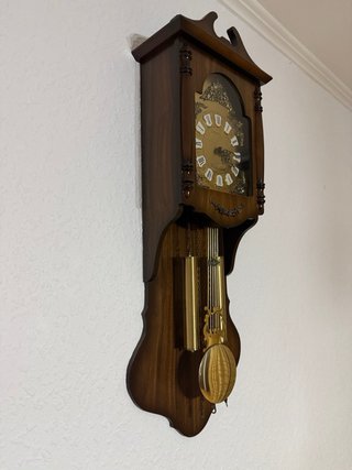 Reloj de pared antiguo de madera