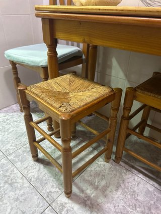 Mesa de cocina con 2 sillas y 2 taburetes
