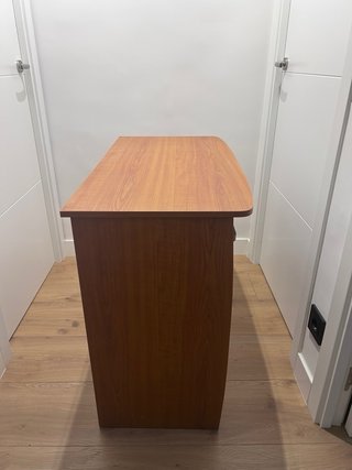 Escritorio de madera con bandeja