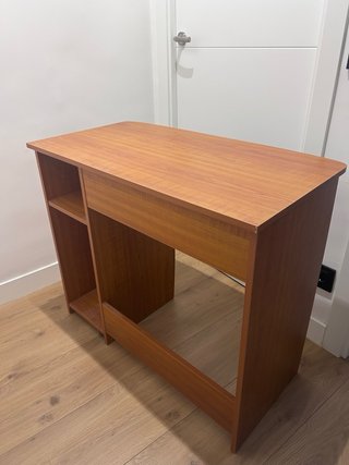 Escritorio de madera con bandeja