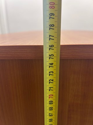 Escritorio de madera con bandeja