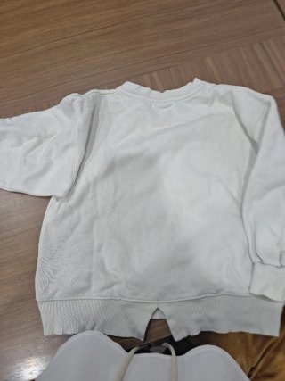 Sudadera beige con estampado de tigre