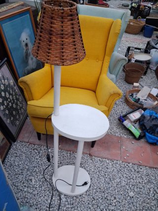 Lámpara de pie con mesa auxiliar