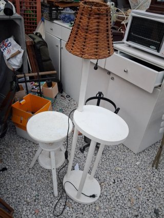 Lámpara de pie con mesa auxiliar