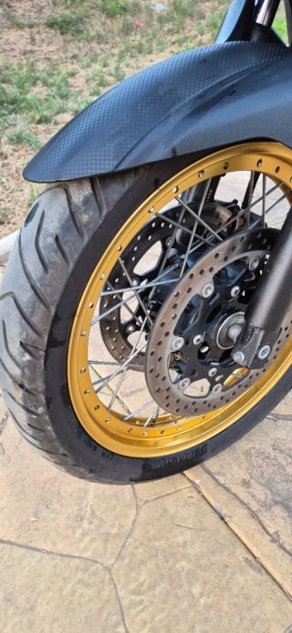 Suzuki V-Strom 650 Adventure Negra y Dorada