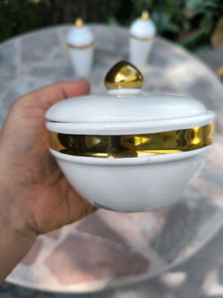 Elegant set di trucco in porcellana bianco e oro