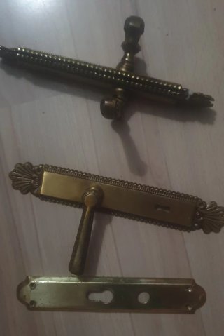 Manillas y placa para puertas de latón