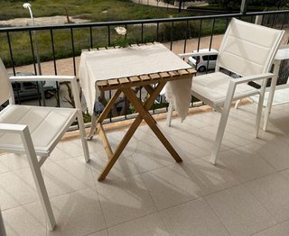 2 sillas de terraza blancas, aluminio, cómodas y a