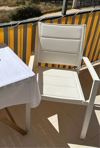 2 sillas de terraza blancas, aluminio, cómodas y a