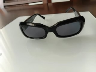 Gafas de sol negras y grises