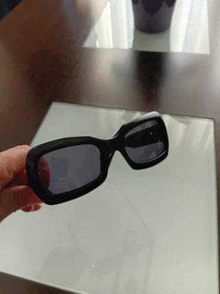 Gafas de sol negras y grises