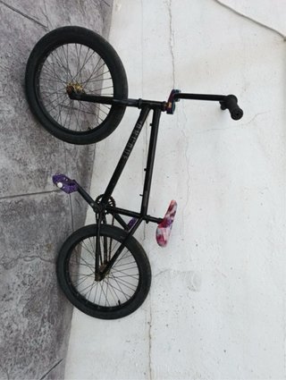 Bicicleta BMX Negra y Morada