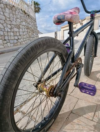 Bicicleta BMX Negra y Morada