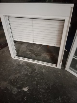 Ventana aluminio con persiana