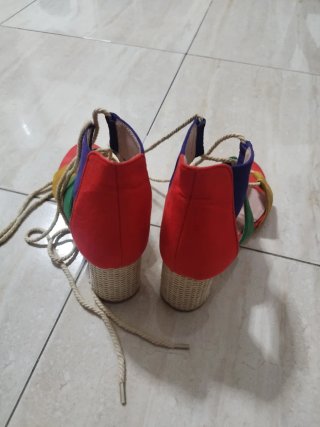 Sandalias tacón cordones multicolor