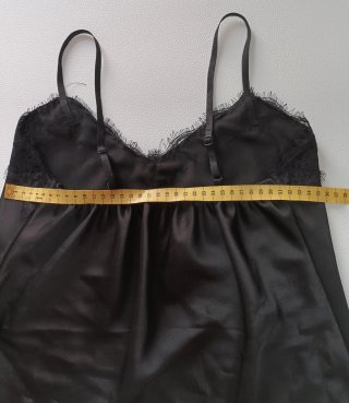 Blusa lencera negra con encaje