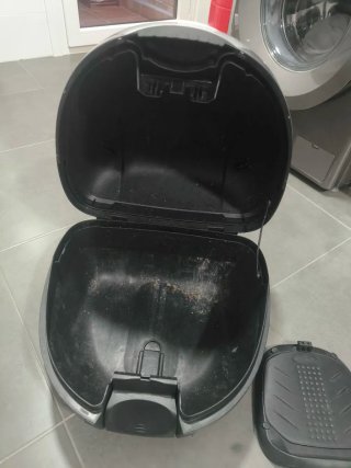 Baúl para moto de la marca SHAD blanco