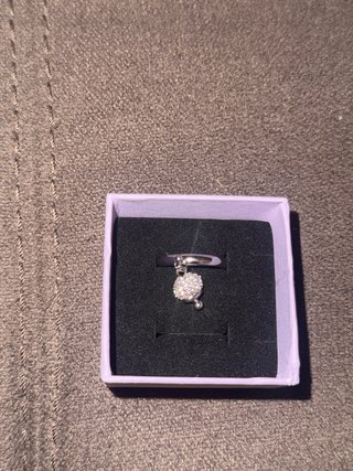 Anello con ciondolo scintillante