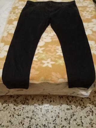 Pantalón tipo pana hombre negro.