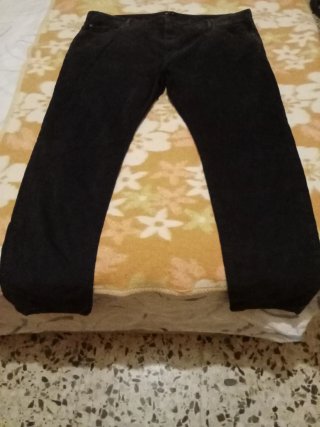 Pantalón tipo pana hombre negro.