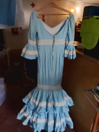 Traje de flamenca azul con volantes